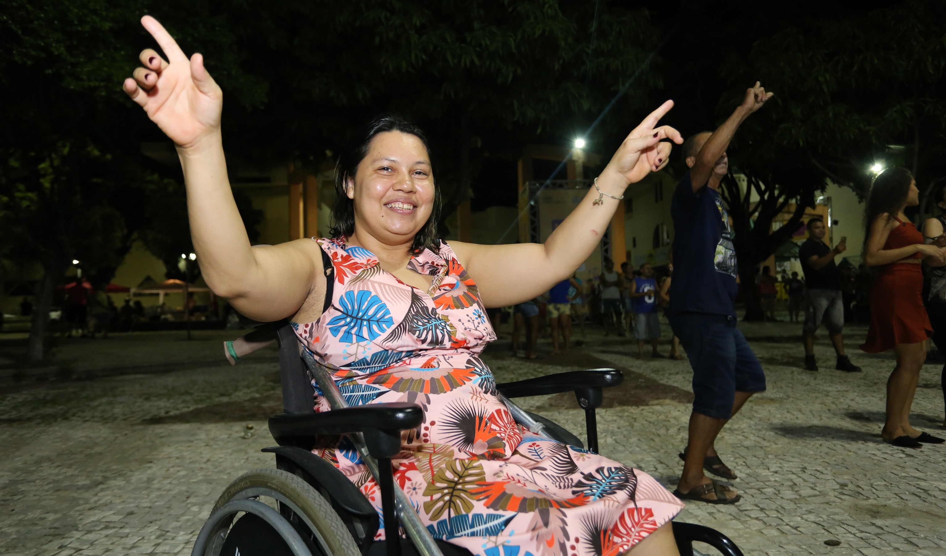 mulher cadeirante em frente ao mercado são sebastião